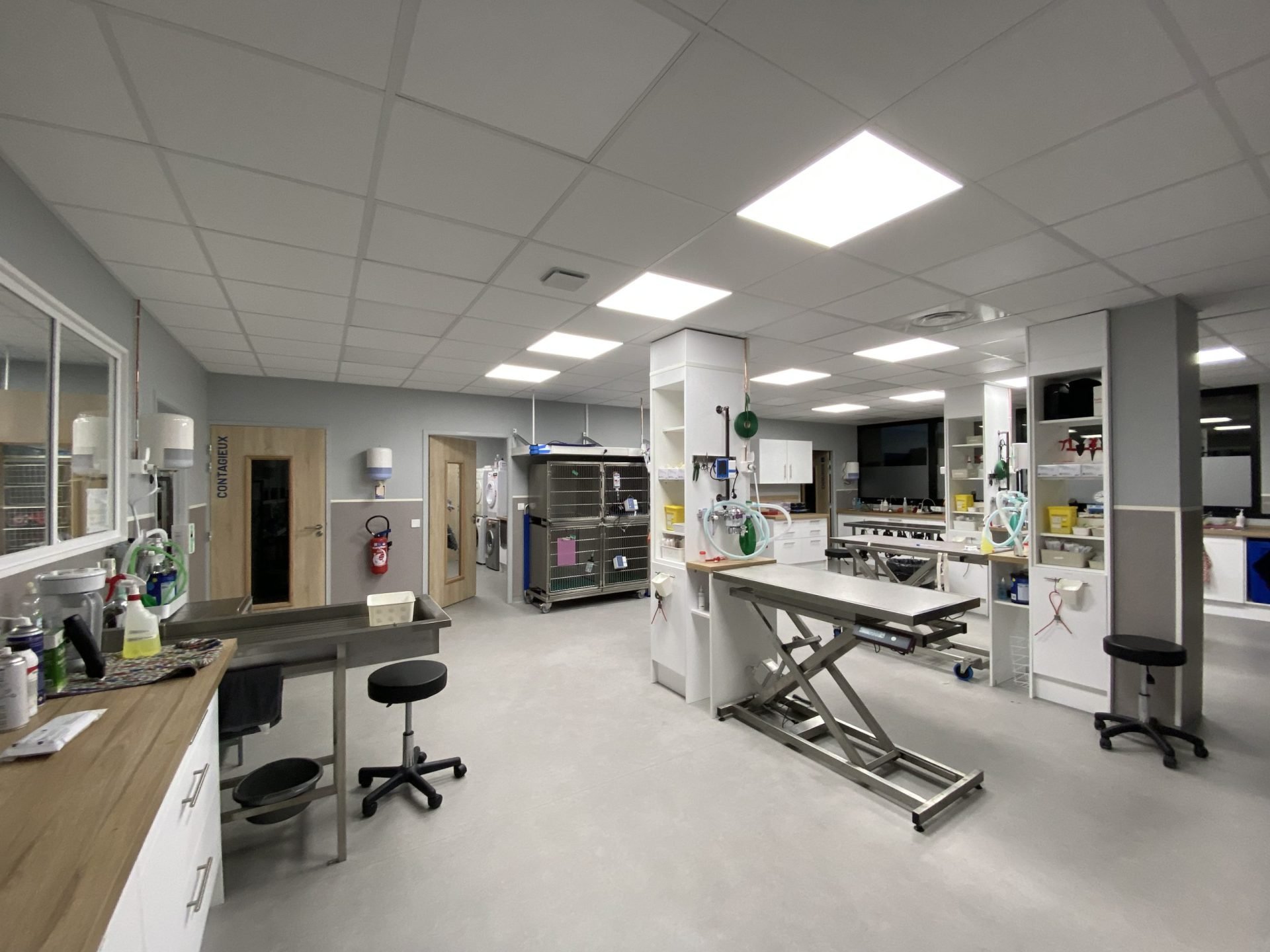 Salle de soin des urgences vétérinaire
